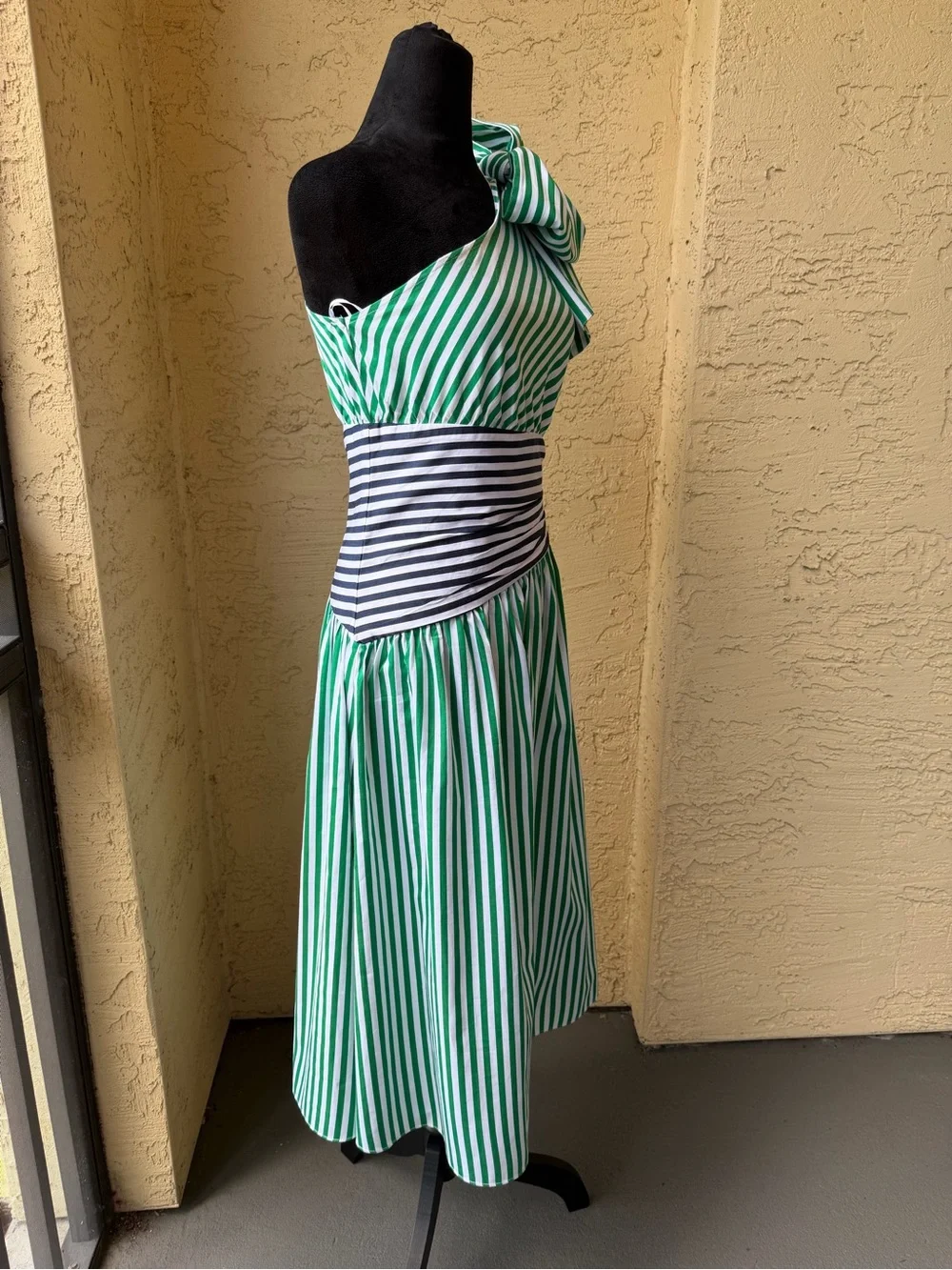 French Connection Alexis One Shoulder Dress Sz 4 Striped Bow Vacation NWT - Picture 4 of 11